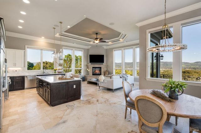 10 Canterbury Dr, Napa, CA 94558