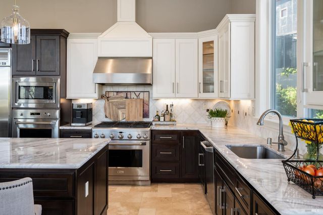 10 Canterbury Dr, Napa, CA 94558