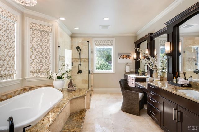 10 Canterbury Dr, Napa, CA 94558