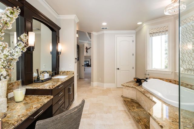 10 Canterbury Dr, Napa, CA 94558