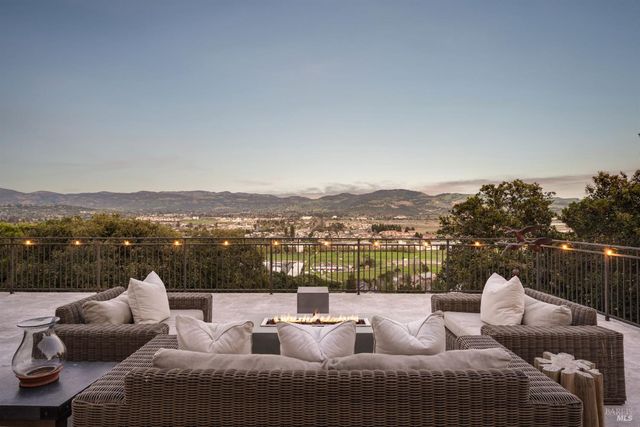 10 Canterbury Dr, Napa, CA 94558