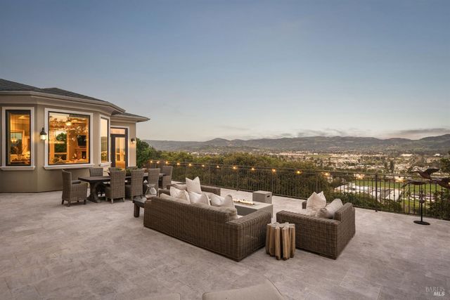 10 Canterbury Dr, Napa, CA 94558