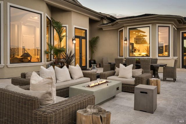 10 Canterbury Dr, Napa, CA 94558