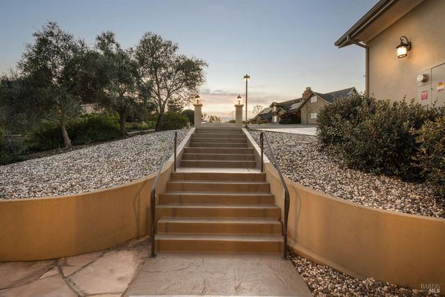 10 Canterbury Dr, Napa, CA 94558