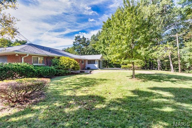 2 Creekside Lane, Creve Coeur, MO 63141