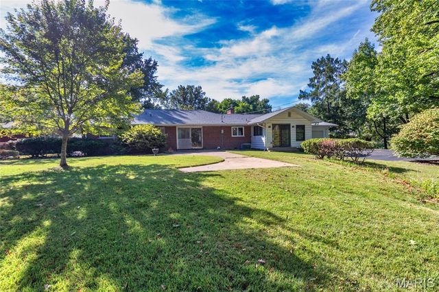 2 Creekside Lane, Creve Coeur, MO 63141