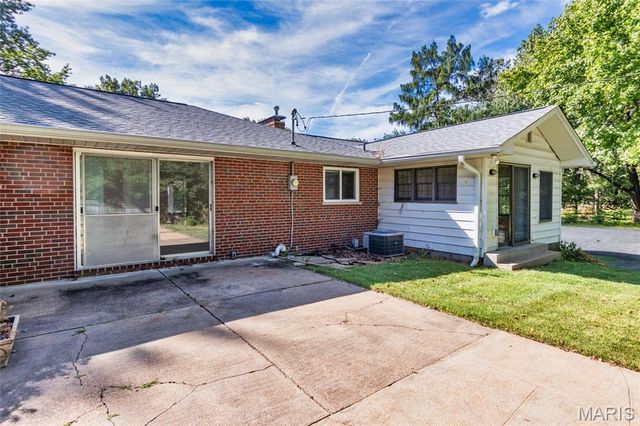 2 Creekside Lane, Creve Coeur, MO 63141