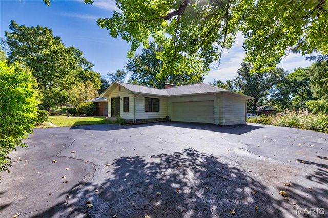 2 Creekside Lane, Creve Coeur, MO 63141