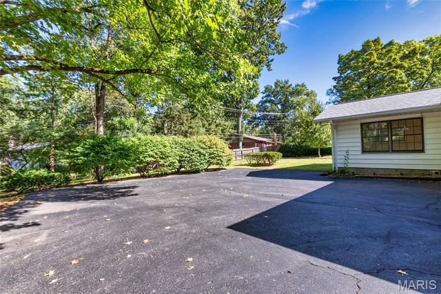 2 Creekside Lane, Creve Coeur, MO 63141