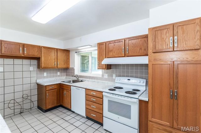 2 Creekside Lane, Creve Coeur, MO 63141