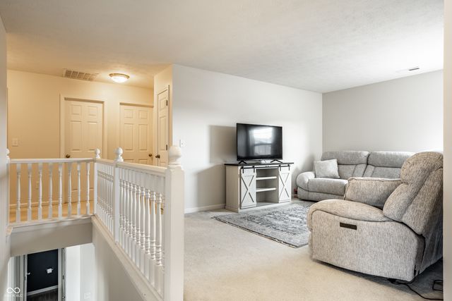 6127 N Woods Edge Drive, Mccordsville, IN 46055