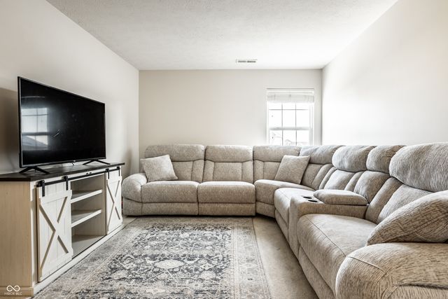 6127 N Woods Edge Drive, Mccordsville, IN 46055