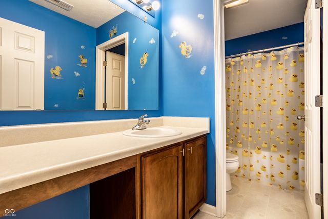 6127 N Woods Edge Drive, Mccordsville, IN 46055