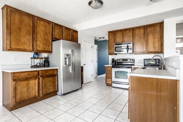 6127 N Woods Edge Drive, Mccordsville, IN 46055