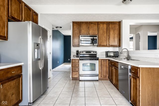 6127 N Woods Edge Drive, Mccordsville, IN 46055