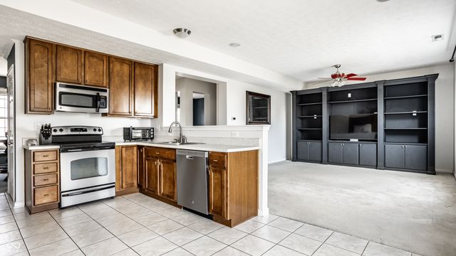 6127 N Woods Edge Drive, Mccordsville, IN 46055