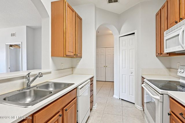 7801 POINT MEADOWS Drive 8209, Jacksonville, FL 32256