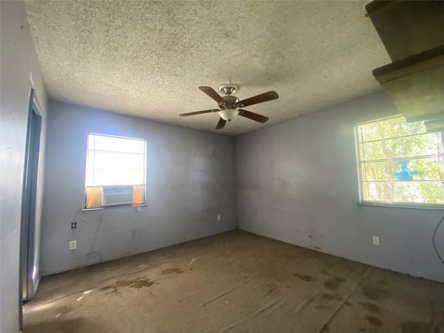 3230 S Llewellyn Avenue, Dallas, TX 75224