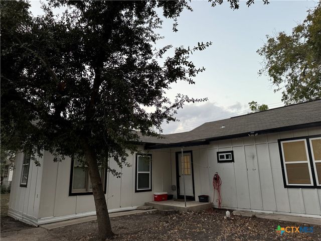 2320 Woodland Drive, Seguin, TX 78155