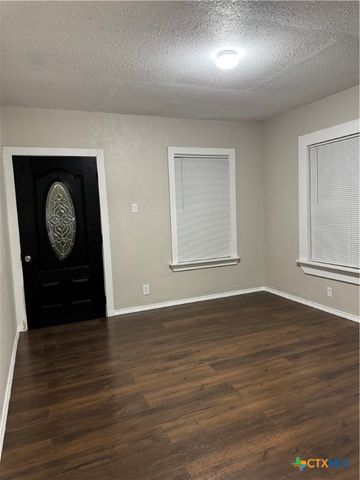 2320 Woodland Drive, Seguin, TX 78155