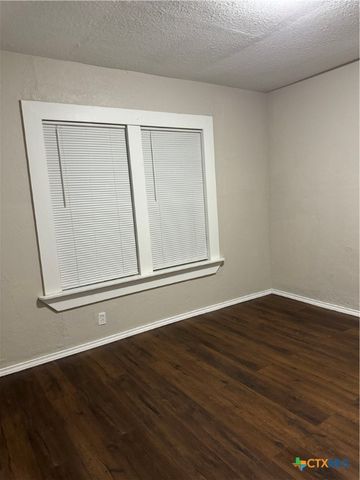 2320 Woodland Drive, Seguin, TX 78155