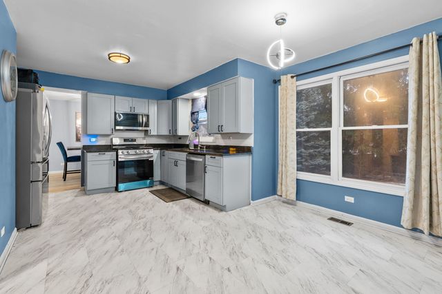 681 Majestic Drive, Algonquin, IL 60102