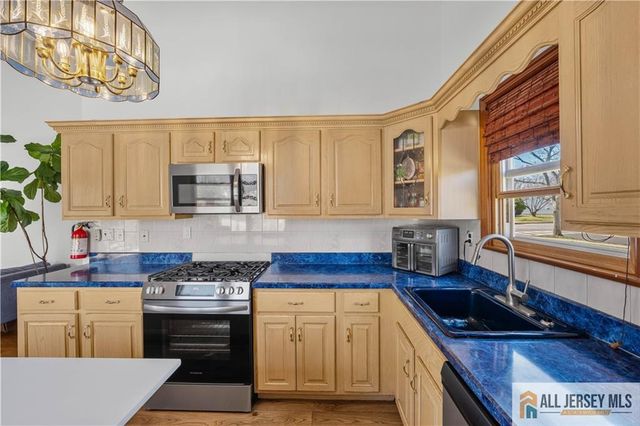 10 Wilkens Drive, Piscataway, NJ 08854