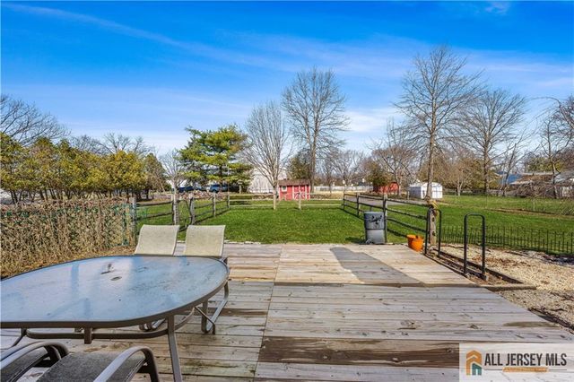 10 Wilkens Drive, Piscataway, NJ 08854