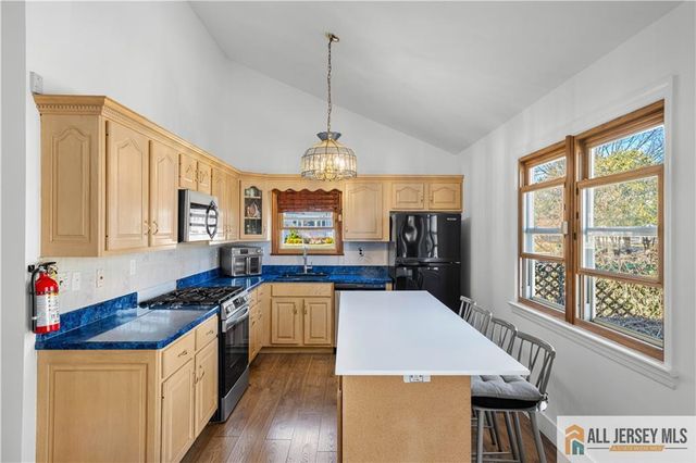 10 Wilkens Drive, Piscataway, NJ 08854