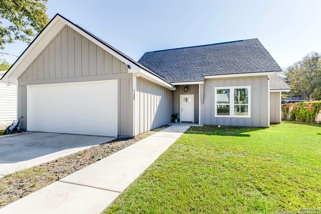 1209 Avenue K, Hondo, TX 78861