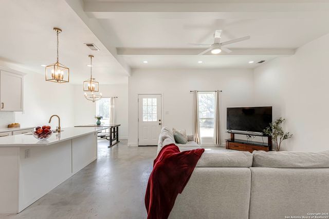 1209 Avenue K, Hondo, TX 78861