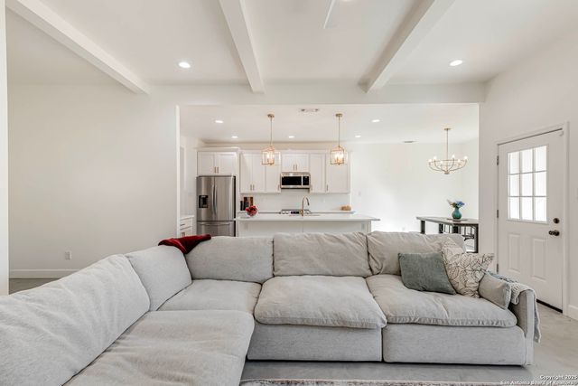 1209 Avenue K, Hondo, TX 78861