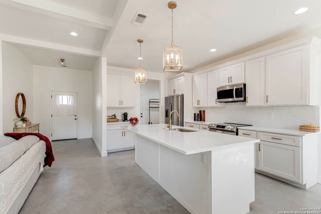 1209 Avenue K, Hondo, TX 78861