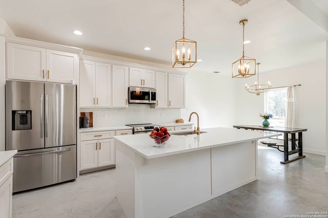 1209 Avenue K, Hondo, TX 78861