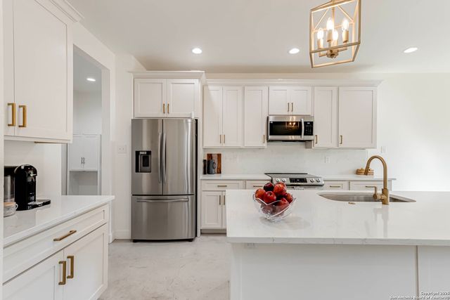 1209 Avenue K, Hondo, TX 78861