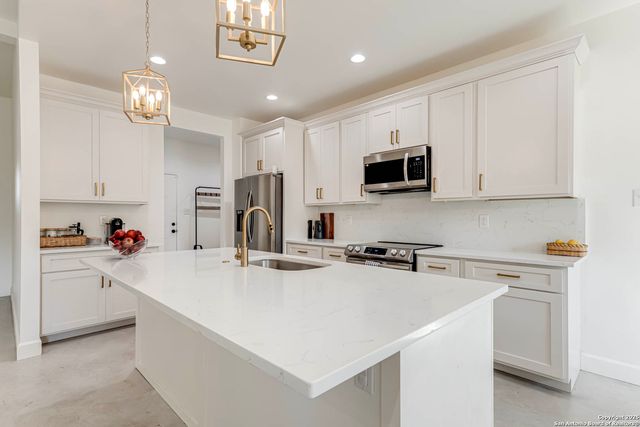 1209 Avenue K, Hondo, TX 78861