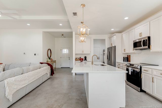 1209 Avenue K, Hondo, TX 78861