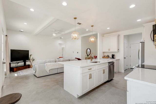 1209 Avenue K, Hondo, TX 78861