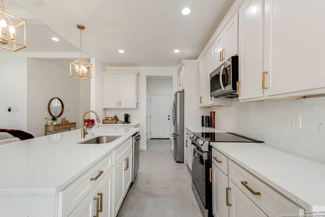 1209 Avenue K, Hondo, TX 78861