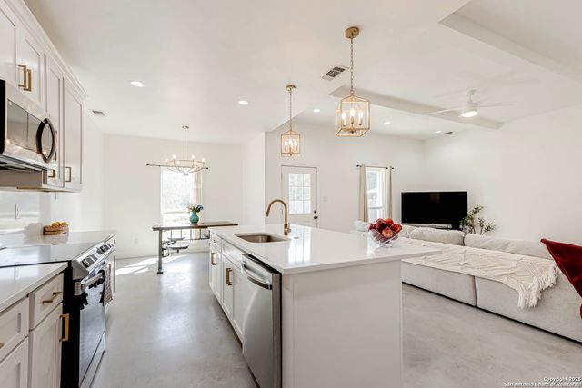 1209 Avenue K, Hondo, TX 78861