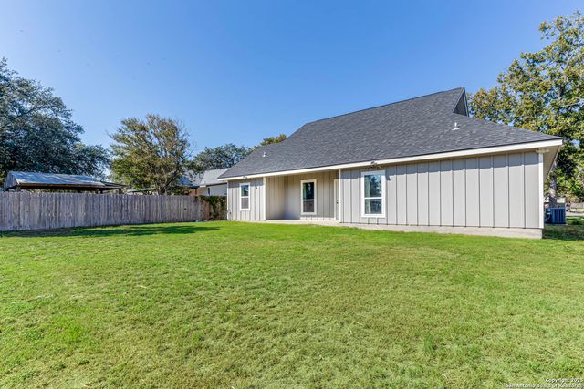 1209 Avenue K, Hondo, TX 78861