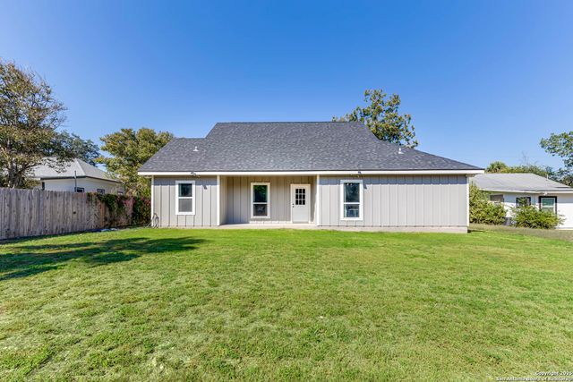 1209 Avenue K, Hondo, TX 78861