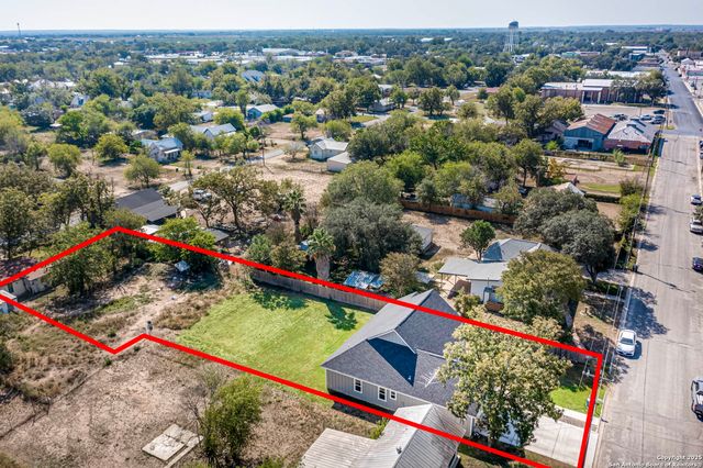 1209 Avenue K, Hondo, TX 78861