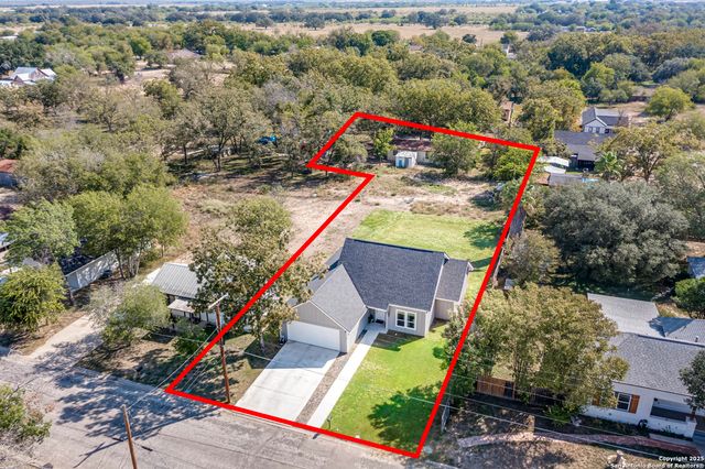 1209 Avenue K, Hondo, TX 78861