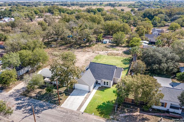 1209 Avenue K, Hondo, TX 78861