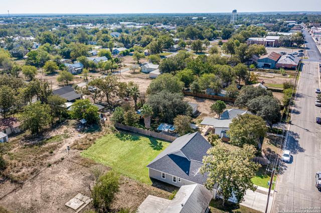 1209 Avenue K, Hondo, TX 78861