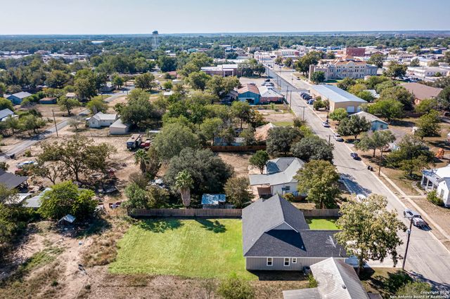 1209 Avenue K, Hondo, TX 78861