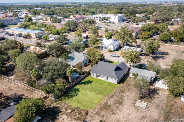 1209 Avenue K, Hondo, TX 78861