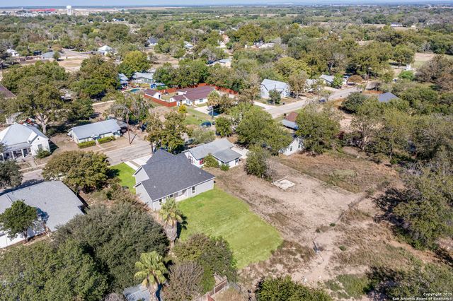 1209 Avenue K, Hondo, TX 78861