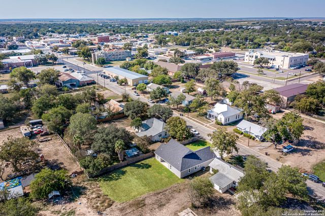 1209 Avenue K, Hondo, TX 78861